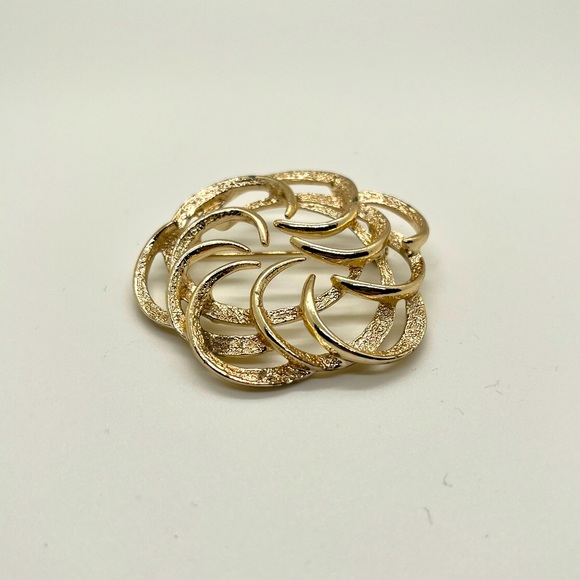 Vintage Sarah Coventry Large Swirl Open Flower Brooch Gold-tone scarf pin - Picture 1 of 6